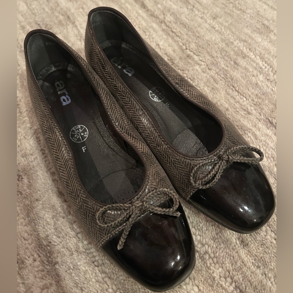 ARA two-tone herringbone flats